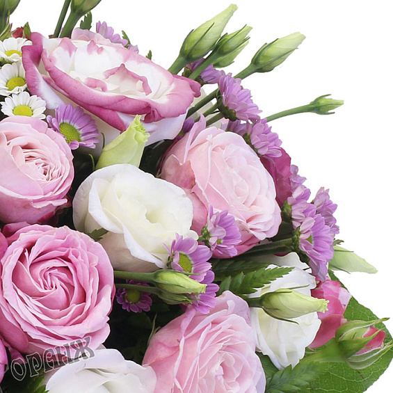 Композиция из кустовых роз, лизиантуса и хризантемы Сантини — фото 2