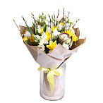 Букет из нарциссов, тюльпанов, лизиантусов и вербы