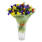 Букет из ирисов, нарциссов и тюльпанов