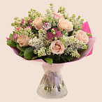 Букет из сирени, роз и лизиантуса