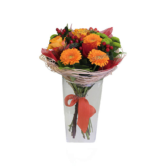 Букет из гербер, роз, хризантемы и хиперикума — фото 1