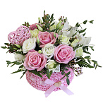 Композиция из роз, мини орхидей и лизиантуса