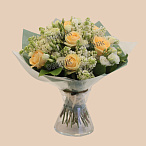 Букет из сирени, роз и лизиантуса