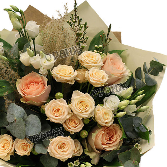 Букет из роз и лизиантуса — фото 2