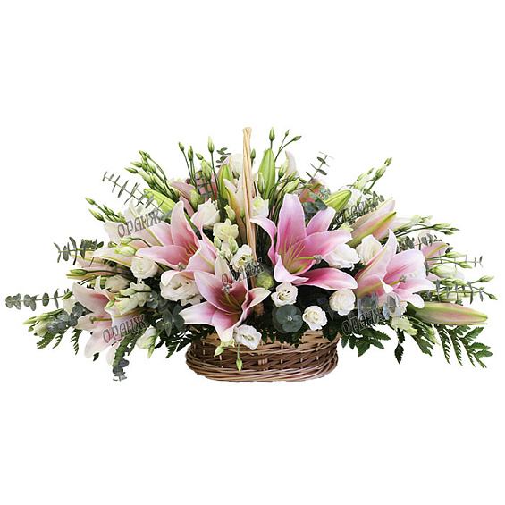 Корзина малая из лилий и лизиантуса — фото 1