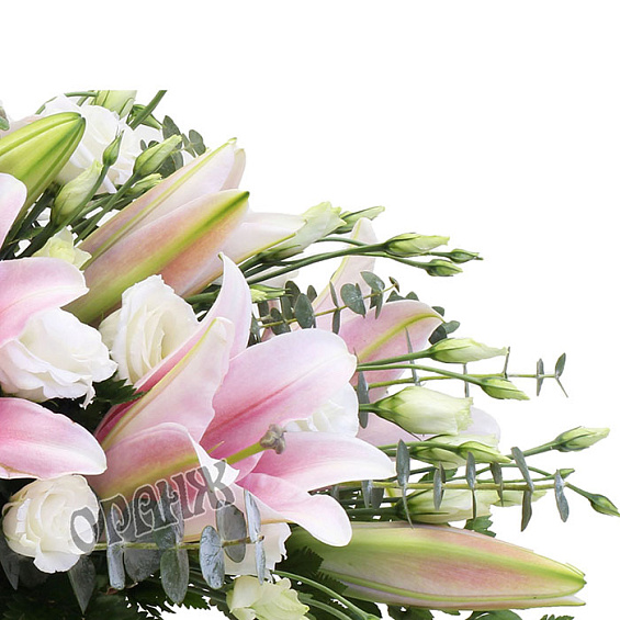 Корзина малая из лилий и лизиантуса — фото 2