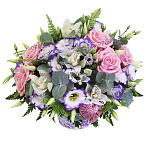 Композиция из роз, мини орхидей и лизиантуса