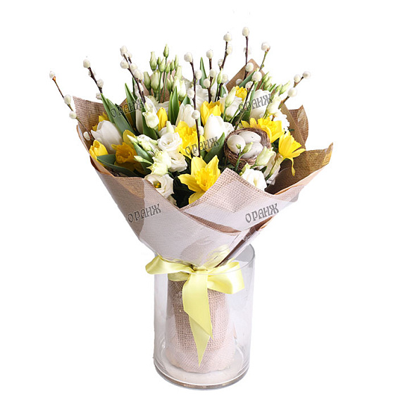Букет из нарциссов, тюльпанов, лизиантусов и вербы — фото 1