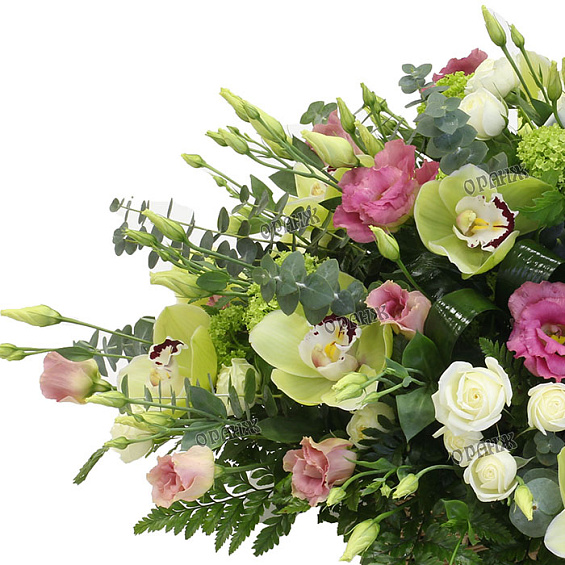 Корзина средняя из зеленых орхидей, розового лизиантуса и белых кустовых роз — фото 2
