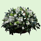 Корзина из сирени, ранункулусов и тюльпанов.
