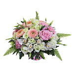 Композиция из роз, мини гербер, мини орхидей и лизиантуса