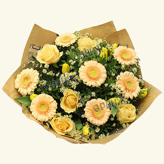 Букет из гербер, роз и матрикарии — фото 2