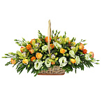 Корзина малая из мини орхидей, лизиантуса и кустовых роз